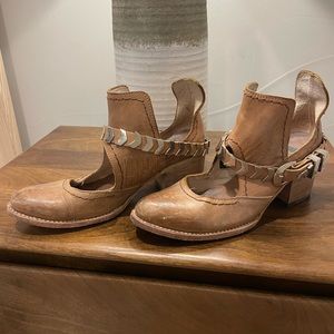 COPY - FFREEBIRD “blade” booties in taupe